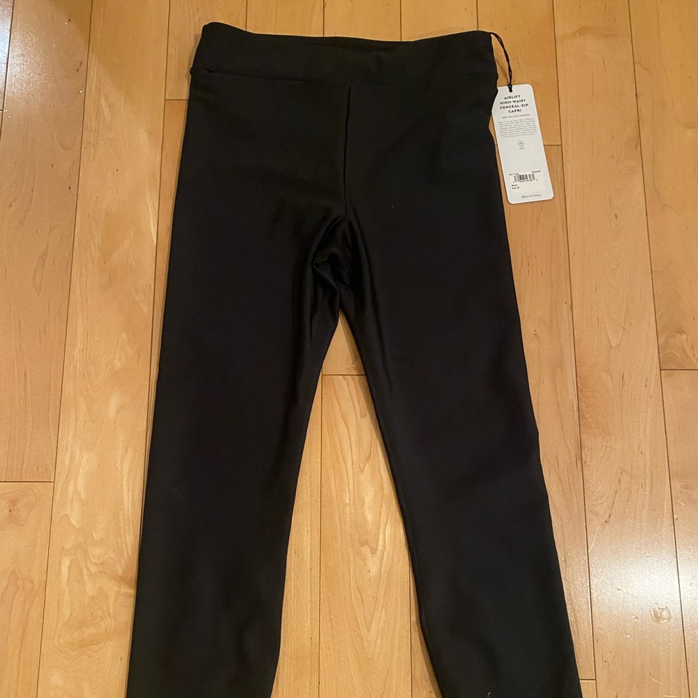 Alo Air Lift Capri Size M NWT